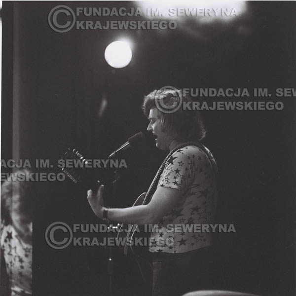 # 1377 - 1974r. Sanok, koncert Czerwonych Gitar, na pierwszym planie Bernard Dornowski