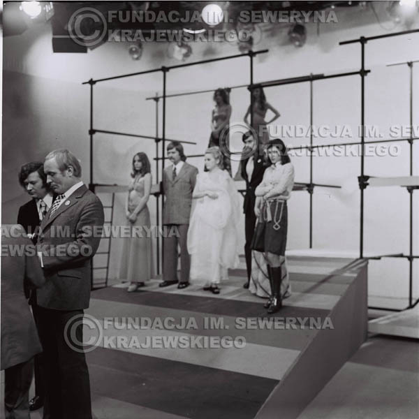 # 1387 - 1975r. studio TV Katowice, wręczenie zespołowi Złotej Płyty za Longplay 'Spokój Serca', na pierwszym planie Józef Pielka (v-ce dyrektor Polskich Nagrań) I Bernard Dornowski.