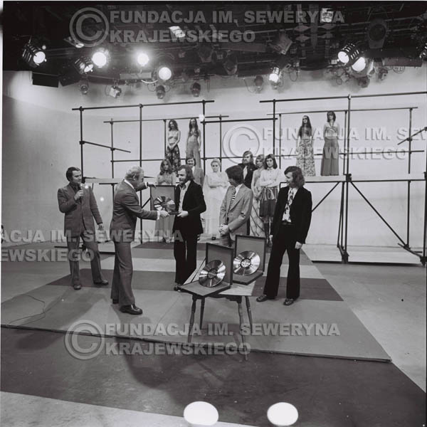 # 1392 - 1975r. studio TV Katowice, wręczenie zespołowi Złotej Płyty za Longplay 'Spokój Serca' przez v-ce dyrektora Polskich Nagrań Józefa Pielkę.