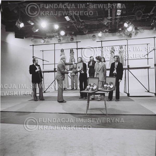 # 1395 - 1975r. studio TV Katowice, wręczenie zespołowi Złotej Płyty za Longplay 'Spokój Serca' przez v-ce dyrektora Polskich Nagrań Józefa Pielkę.