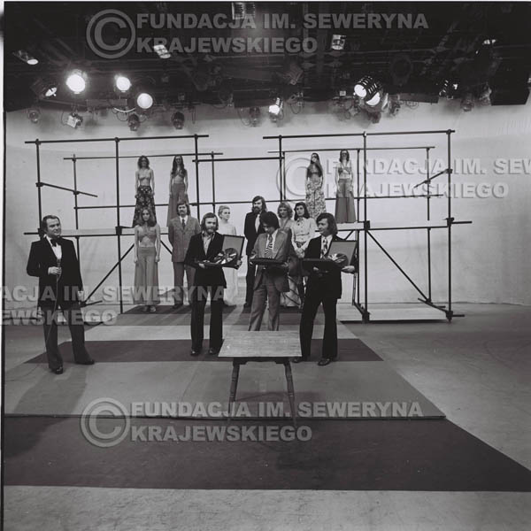 # 1397 - 1975r. studio TV Katowice, wręczenie zespołowi Złotej Płyty za Longplay 'Spokój Serca' przez v-ce dyrektora Polskich Nagrań Józefa Pielkę.