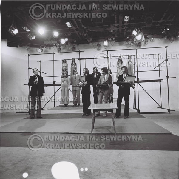# 1398 - 1975r. studio TV Katowice, wręczenie zespołowi Złotej Płyty za Longplay 'Spokój Serca' przez v-ce dyrektora Polskich Nagrań Józefa Pielkę.