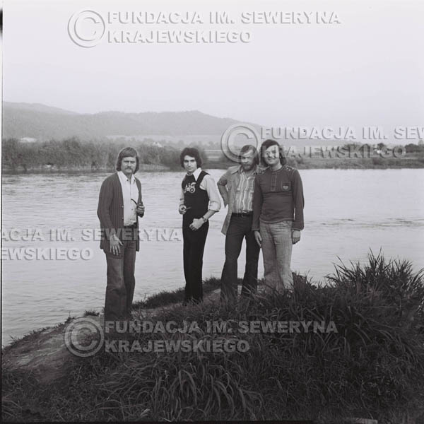 # 1400 - 1975r. sesja zdjęciowa w Sanoku. Czerwone Gitary w składzie: Seweryn Krajewski, Ryszard Kaczmarek , Jerzy Skrzypczyk, , Bernard Dornowski.