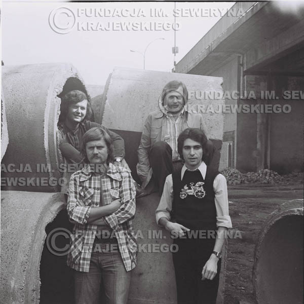 # 1406 - 1975r. sesja zdjęciowa w Sanoku. Czerwone Gitary w składzie: Seweryn Krajewski, Ryszard Kaczmarek , Jerzy Skrzypczyk, , Bernard Dornowski.
