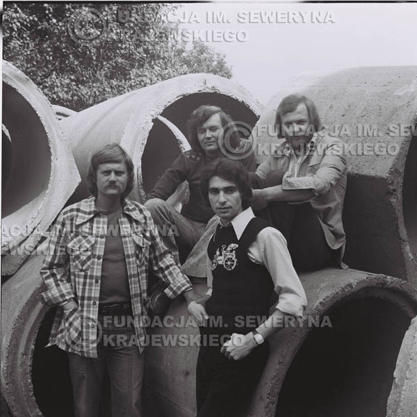 # 1409 - 1975r. sesja zdjęciowa w Sanoku. Czerwone Gitary w składzie: Seweryn Krajewski, Ryszard Kaczmarek , Jerzy Skrzypczyk, , Bernard Dornowski.