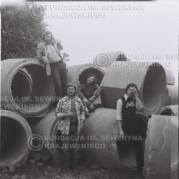 # 1412 - 1975r. sesja zdjęciowa w Sanoku. Czerwone Gitary w składzie: Seweryn Krajewski, Ryszard Kaczmarek , Jerzy Skrzypczyk, , Bernard Dornowski.
