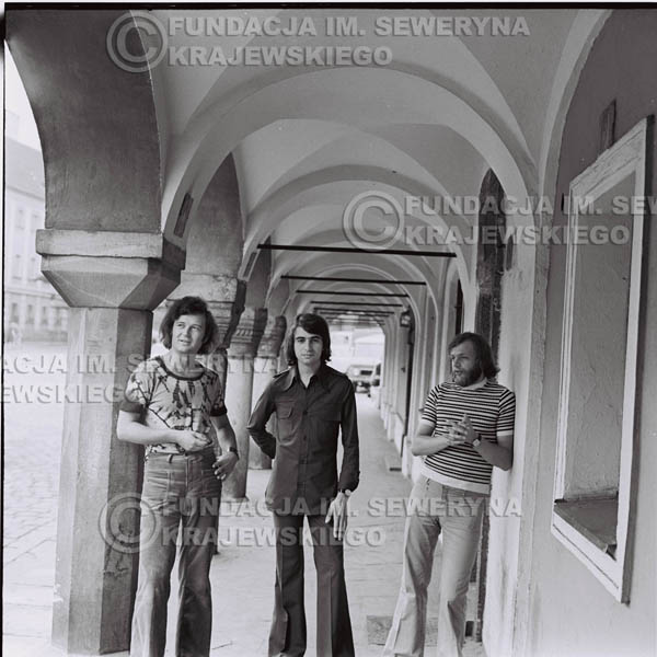 # 1414 - Sesja zdjęciowa na poznańskiej Starówce, 1973r. Czerwone Gitary w składzie: Bernard Dornowski, Seweryn Krajewski, Jerzy Skrzypczyk.