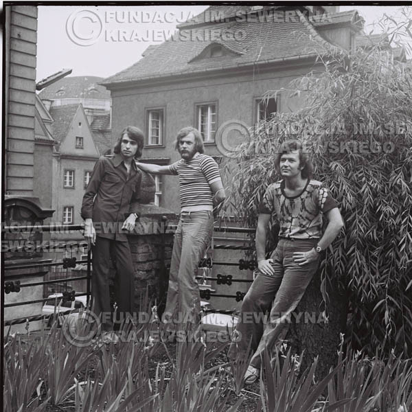 # 1419 - Sesja zdjęciowa na poznańskiej Starówce, 1973r. Czerwone Gitary w składzie: Bernard Dornowski, Seweryn Krajewski, Jerzy Skrzypczyk.