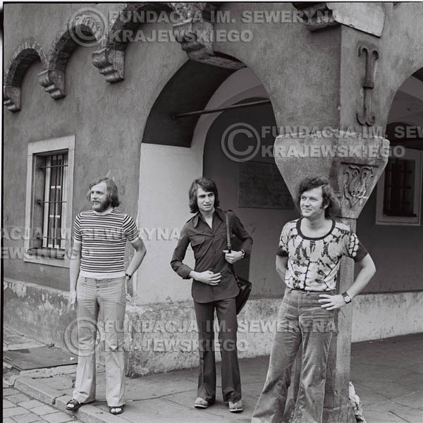 # 1421 - Sesja zdjęciowa na poznańskiej Starówce, 1973r. Czerwone Gitary w składzie: Bernard Dornowski, Seweryn Krajewski, Jerzy Skrzypczyk.