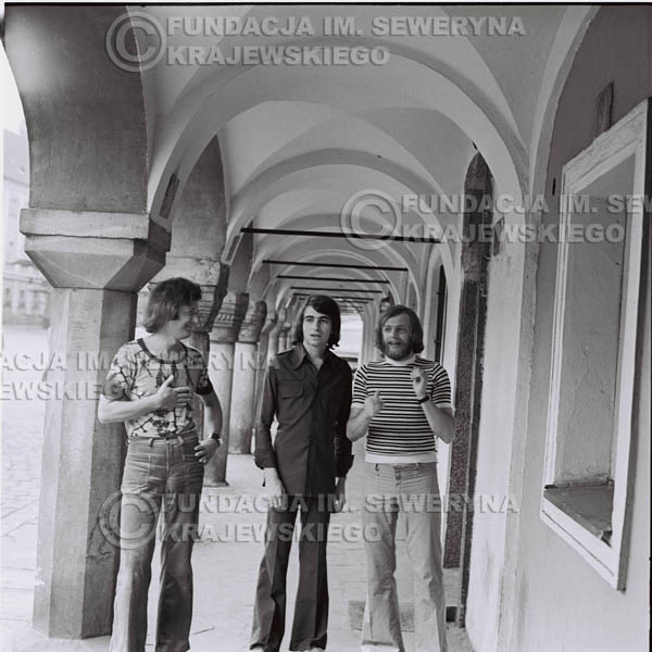 # 1422 - Sesja zdjęciowa na poznańskiej Starówce, 1973r. Czerwone Gitary w składzie: Bernard Dornowski, Seweryn Krajewski, Jerzy Skrzypczyk.