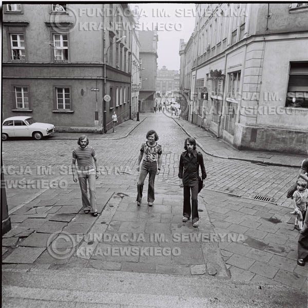 # 1433 - 1973r. Starówka w Poznaniu. Czerwone Gitary w składzie: Bernard Dornowski, Seweryn Krajewski, Jerzy Skrzypczyk.