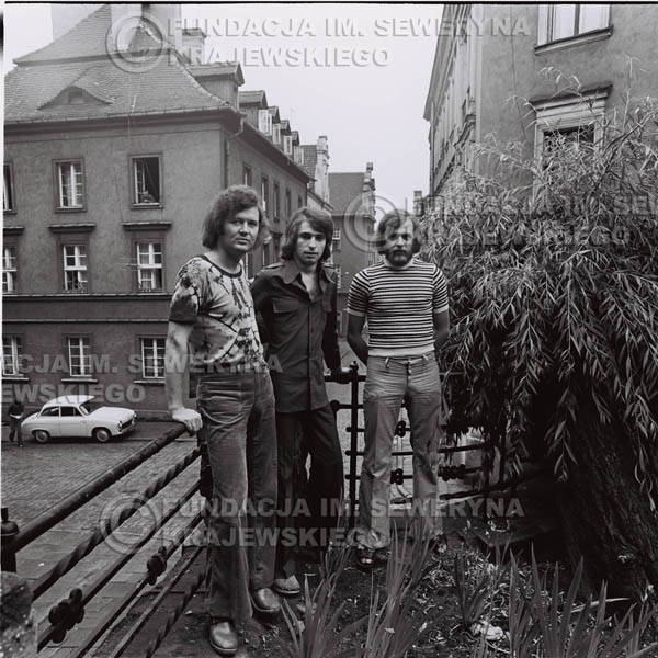 # 1435 - 1973r. Starówka w Poznaniu. Czerwone Gitary w składzie: Bernard Dornowski, Seweryn Krajewski, Jerzy Skrzypczyk.
