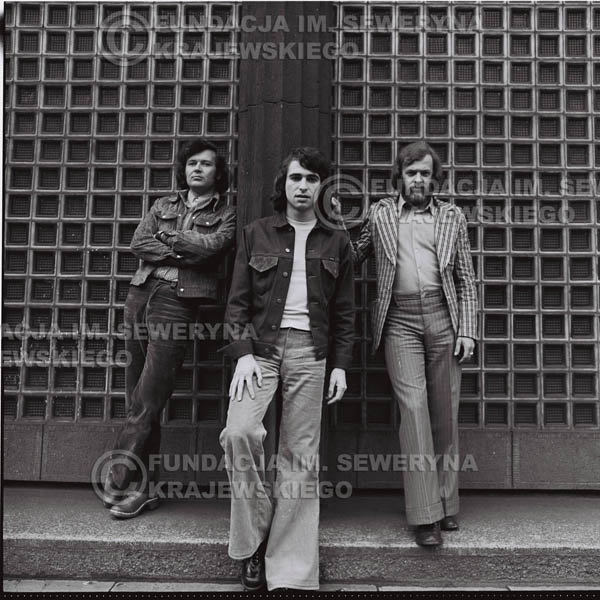 # 1456 - 1973r. sesja zdjęciowa w Gliwicach. Czerwone Gitary w składzie: Bernard Dornowski, Seweryn Krajewski, Jerzy Skrzypczyk.