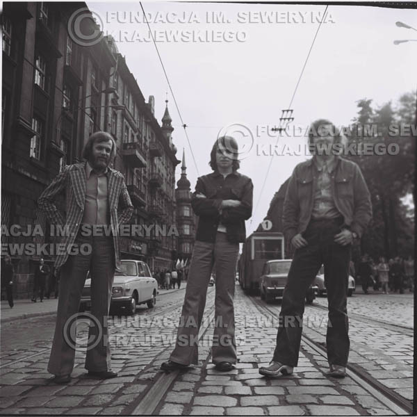 # 1460 - 1973r. sesja zdjęciowa w Gliwicach na ulicy Zwycięstwa. Czerwone Gitary w składzie: Bernard Dornowski, Seweryn Krajewski, Jerzy Skrzypczyk.