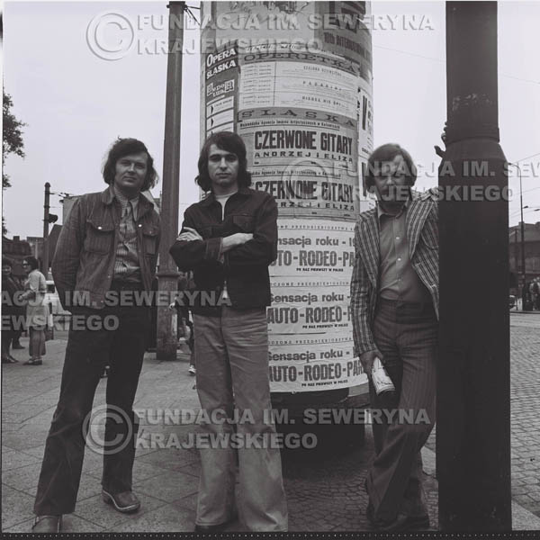 # 1462 - 1973r. sesja zdjęciowa w Gliwicach na ulicy Zwycięstwa. Czerwone Gitary w składzie: Bernard Dornowski, Seweryn Krajewski, Jerzy Skrzypczyk.