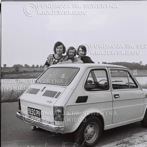 # 1464 - Poznań 1974 rok- Czerwone Gitary (w składzie: Seweryn Krajewski, Bernard Dornowski, Jerzy Skrzypczyk) z Fiatem 126p nad Jeziorem Malta, ówczesna propozycja reklamowa, która jednak nie doszła do skutku. Powstała nawet piosenka o małym polskim Fiacie