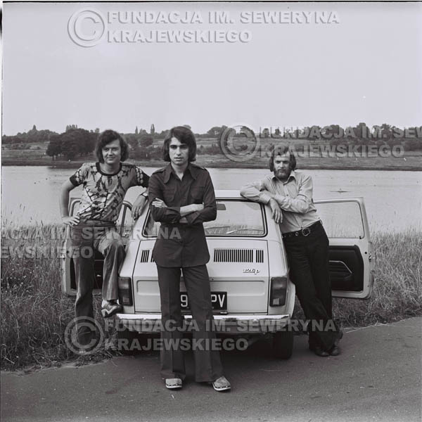 # 1471 - Poznań 1974 rok- Czerwone Gitary (w składzie: Seweryn Krajewski, Bernard Dornowski, Jerzy Skrzypczyk) z Fiatem 126p nad Jeziorem Malta, ówczesna propozycja reklamowa, która jednak nie doszła do skutku. Powstała nawet piosenka o małym polskim Fiacie