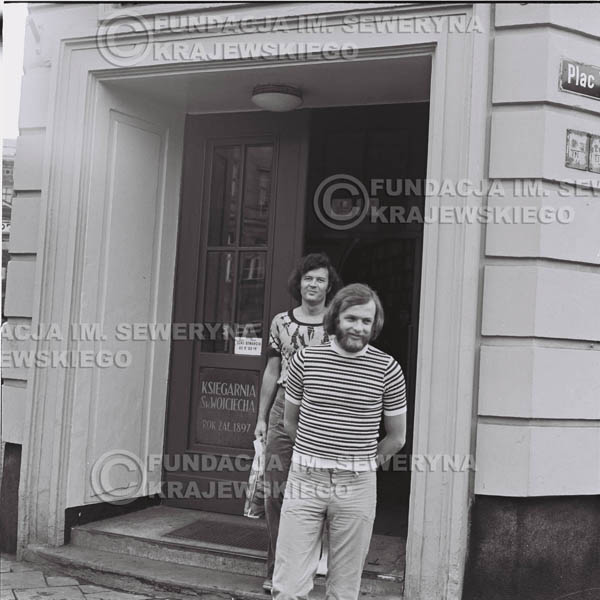 # 1472 - 1973r. Poznań, sesja zdjęciowa na ulicach Poznania. Czerwone Gitary w składzie: Bernard Dornowski, Seweryn Krajewski, Jerzy Skrzypczyk.