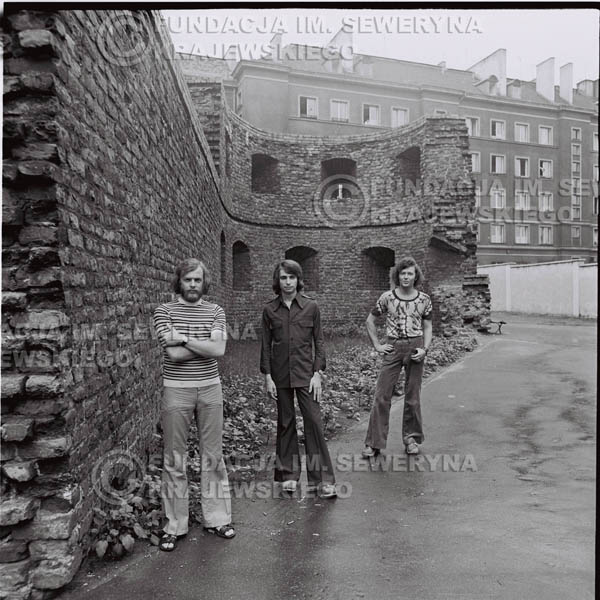 # 1497 - 1973r. Poznań, sesja zdjęciowa na ulicach Poznania. Czerwone Gitary w składzie: Bernard Dornowski, Seweryn Krajewski, Jerzy Skrzypczyk.