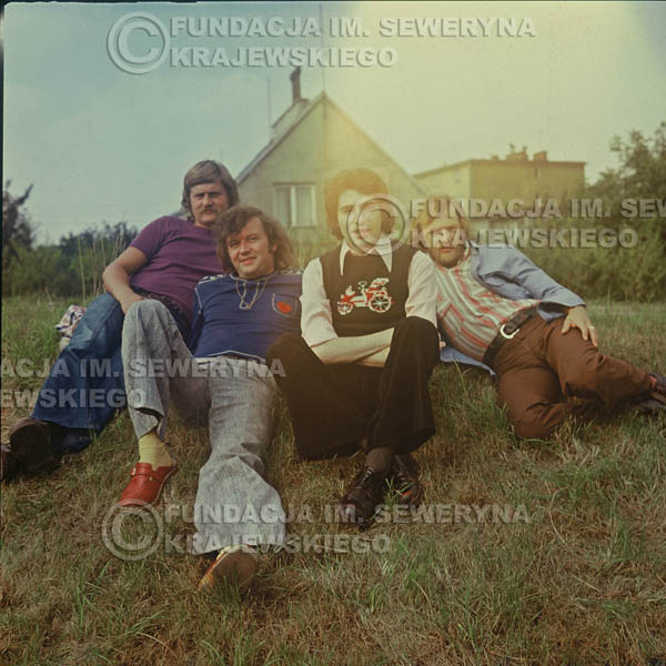 # 1500 - 1975r. sesja zdjęciowa w Sanoku. . Czerwone Gitary w składzie: Bernard Dornowski, Seweryn Krajewski, Ryszard Kaczmarek, Jerzy Skrzypczyk.