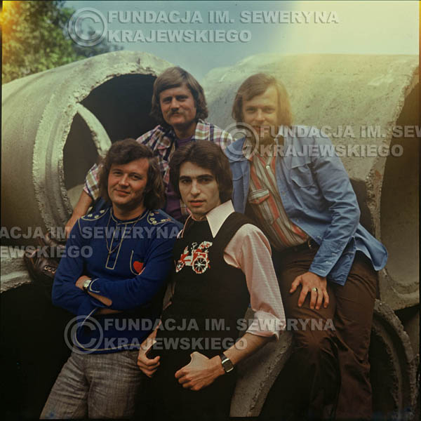 # 1504 - 1975r. sesja zdjęciowa w Sanoku. . Czerwone Gitary w składzie: Bernard Dornowski, Seweryn Krajewski, Ryszard Kaczmarek, Jerzy Skrzypczyk.