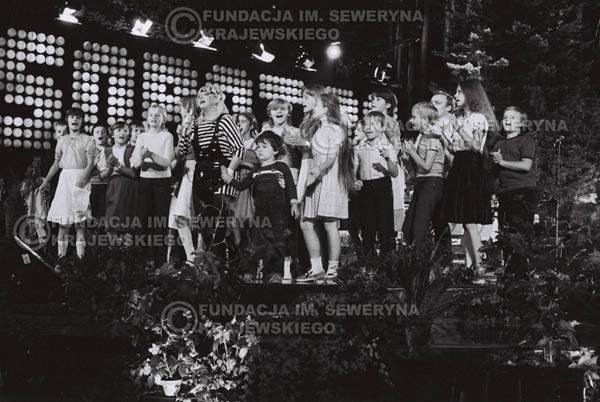 # 1541 - Maryla Rodowicz z dziećmi na scenie Opery Leśnej. 1984r. Międzynarodowy Festiwal Piosenki w Sopocie.