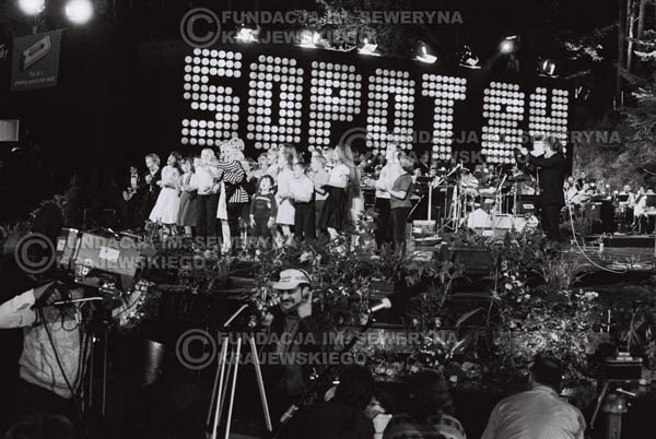 # 1546 - Maryla Rodowicz z dziećmi na scenie Opery Leśnej. 1984r. Międzynarodowy Festiwal Piosenki w Sopocie.