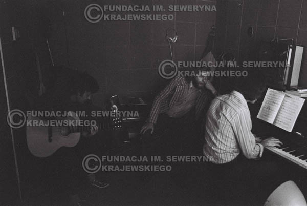 # 1556 - Seweryn Krajewski, Bernard Dornowski, Jerzy Skrzypczyk – 1974r. w małym domowym studio w mieszkaniu Seweryna Krajewskiego w Sopocie.