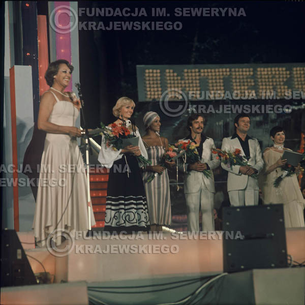 # 1628 - 1977r. Międzynardowy Festiwal Interwizji w Sopocie, na pierwszym Planie Irena Dziedzic (prowadziła koncert), dalej Helena Vondraczkowa, Jan Pospieszalski, Bernard Dornowski.