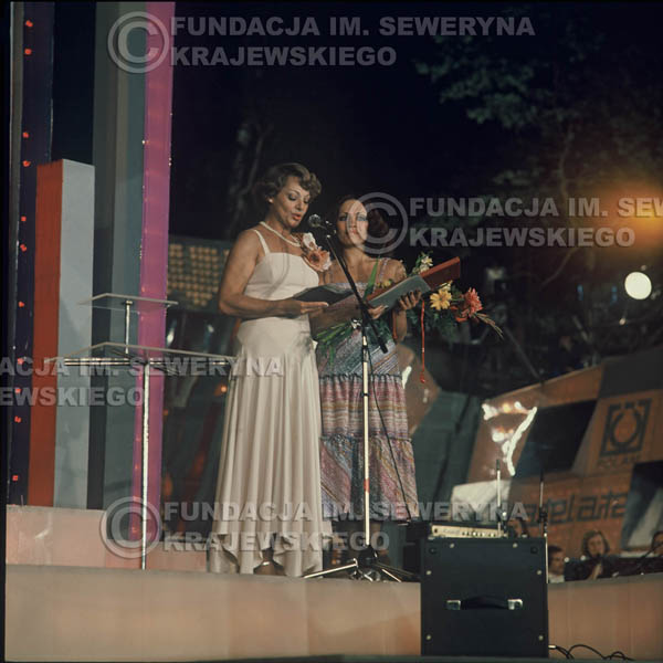 # 1629 - 1977r. Międzynardowy Festiwal Interwizji w Sopocie, na pierwszym Planie Irena Dziedzic (prowadziła koncert), dalej Helena Vondraczkowa, Jan Pospieszalski, Bernard Dornowski.