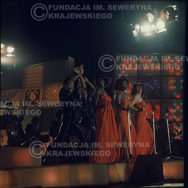 # 1630 - 1977r. Międzynardowy Festiwal Interwizji w Sopocie, na pierwszym Planie Irena Dziedzic (prowadziła koncert), dalej Helena Vondraczkowa, Jan Pospieszalski, Bernard Dornowski.