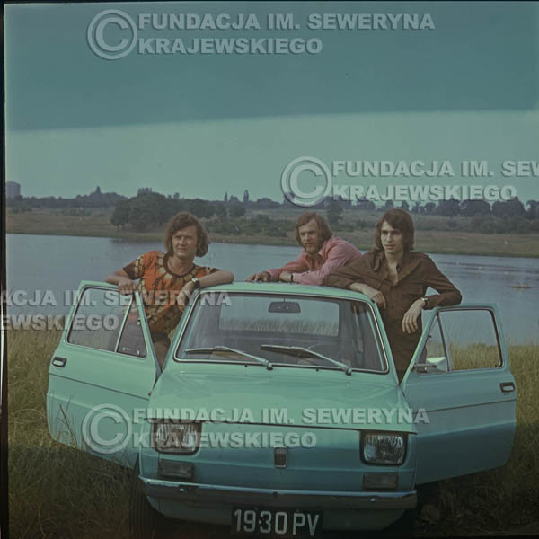 # 1646 - Poznań 1974 rok- Czerwone Gitary (w składzie: Seweryn Krajewski, Bernard Dornowski, Jerzy Skrzypczyk) z Fiatem 126p nad Jeziorem Malta, ówczesna propozycja reklamowa, która jednak nie doszła do skutku. Powstała nawet piosenka o małym polskim Fiacie