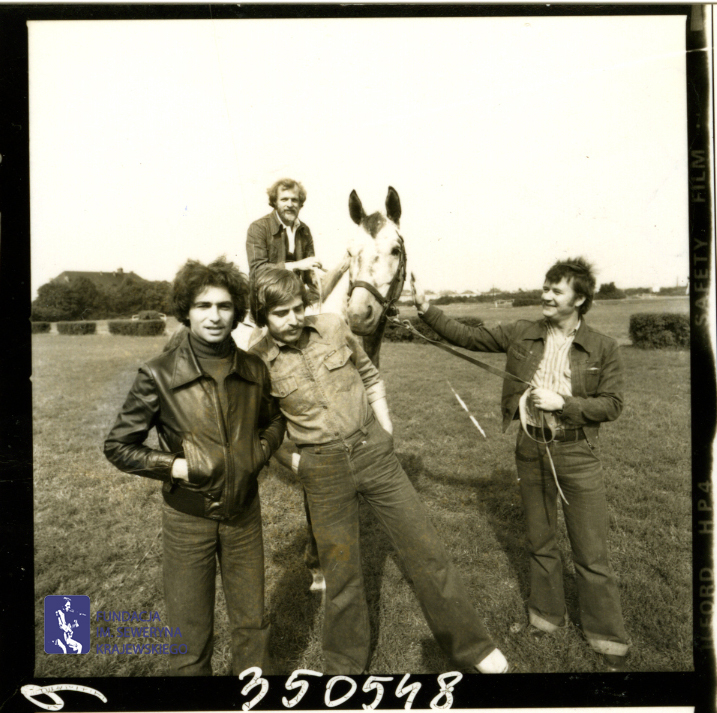 # 1649 - 1977 r. - Czerwone Gitary z Janem Pospieszalskim na terenie wyścigów konnych