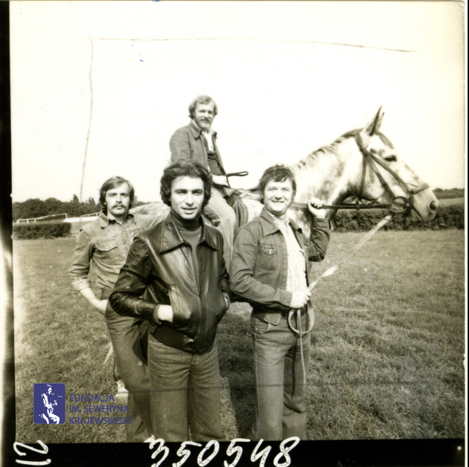 # 1650 - 1977 r. - Czerwone Gitary z Janem Pospieszalskim na terenie wyścigów konnych