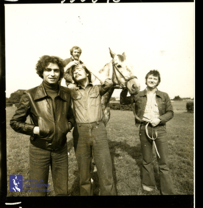 # 1654 - 1977 r. - Czerwone Gitary z Janem Pospieszalskim na terenie wyścigów konnych