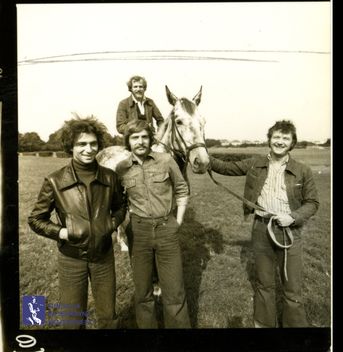 # 1658 - 1977 r. - Czerwone Gitary z Janem Pospieszalskim na terenie wyścigów konnych