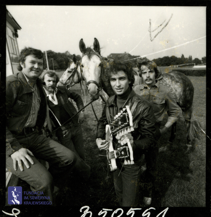 # 1660 - 1977 r. - Czerwone Gitary z Janem Pospieszalskim na terenie wyścigów konnych
