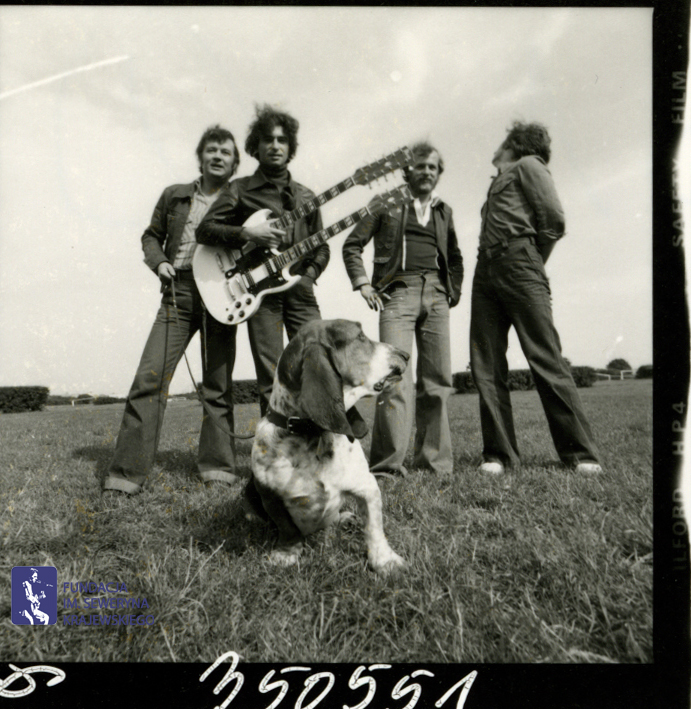 # 1661 - 1977 r. - Czerwone Gitary z Janem Pospieszalskim na terenie wyścigów konnych