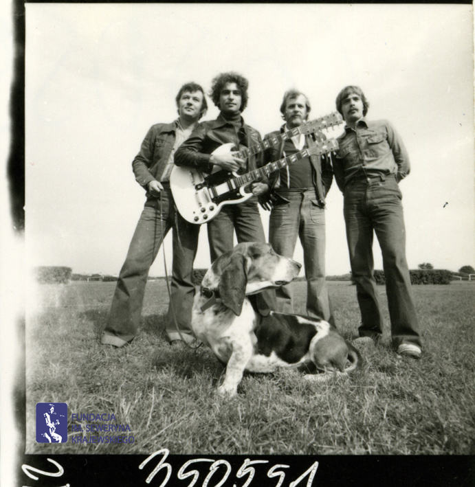 # 1662 - 1977 r. - Czerwone Gitary z Janem Pospieszalskim na terenie wyścigów konnych