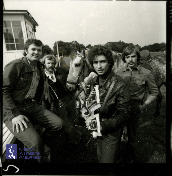 # 1664 - 1977 r. - Czerwone Gitary z Janem Pospieszalskim na terenie wyścigów konnych