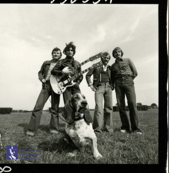 # 1665 - 1977 r. - Czerwone Gitary z Janem Pospieszalskim na terenie wyścigów konnych