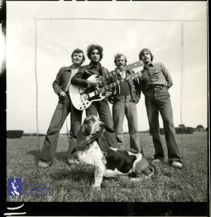 # 1666 - 1977 r. - Czerwone Gitary z Janem Pospieszalskim na terenie wyścigów konnych