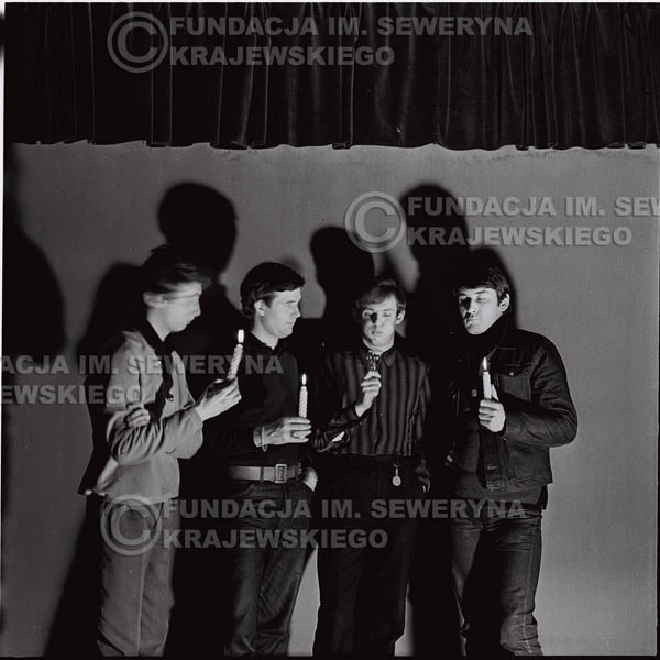 # 261 - 1966r. sesja zdjęciowa do płyty pt: 'Czerwone Gitary śpiewają kolędy'