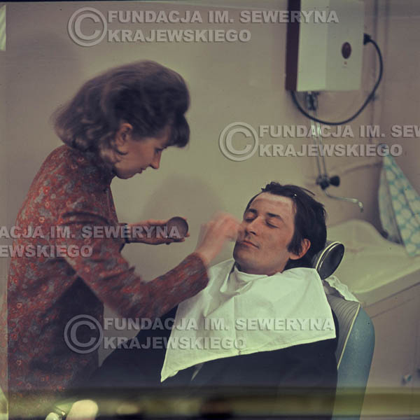 # 348 - Krzysztof Klenczon, 1967r., makijaż przed występem w telewizji w Warszawie
