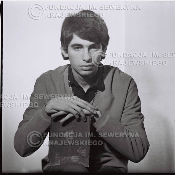 # 432 - Seweryn Krajewski, sesja zdjęciowa do płyty pt: 'Czerwone Gitary 3', 1967r.