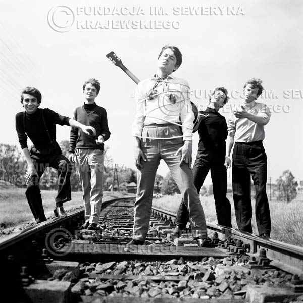 # 49 - Czerwone Gitary 1966r. Od lewej Seweryn Krajewski, Jerzy Kossela, Krzysztof Klenczon, Bernard Dornowski, Jerzy Skrzypczyk