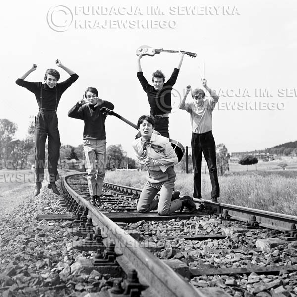 # 50 - Czerwone Gitary 1966r. Od lewej Seweryn Krajewski, Jerzy Kossela, Krzysztof Klenczon, Bernard Dornowski, Jerzy Skrzypczyk