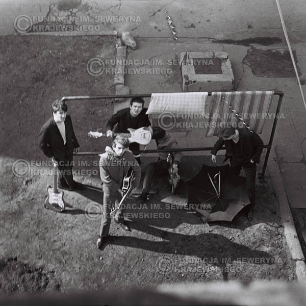 # 555 - 1966r. 'Czerwone Gitary', Łódź. Zdjęcie z sesji do okładki pierwszego longpleya 'Czerwonych Gitar' pod tytułem  'To Właśnie My'.