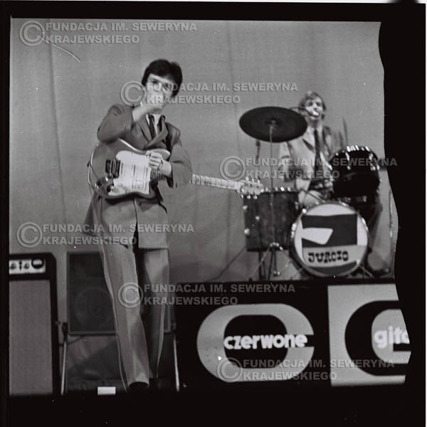 # 564 - Koncert 'Czerwonych Gitar' 1966r. w Elblągu. Od lewej: Jerzy Kosela, Jerzy Skrzypczyk.