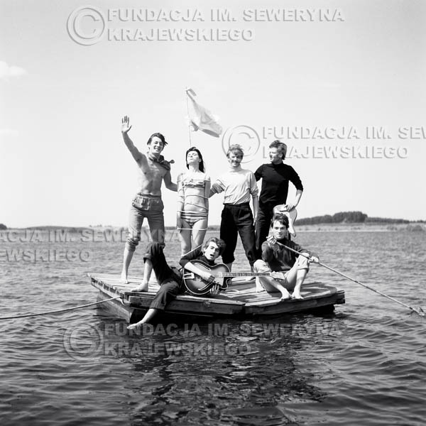# 58 - Czerwone Gitary 1966r. (Na tratwie z modelką)Od lewej   Krzysztof Klenczon, modelka, Seweryn Krajewski, Jerzy Skrzypczyk, Bernard Dornowski, Jerzy Kossela